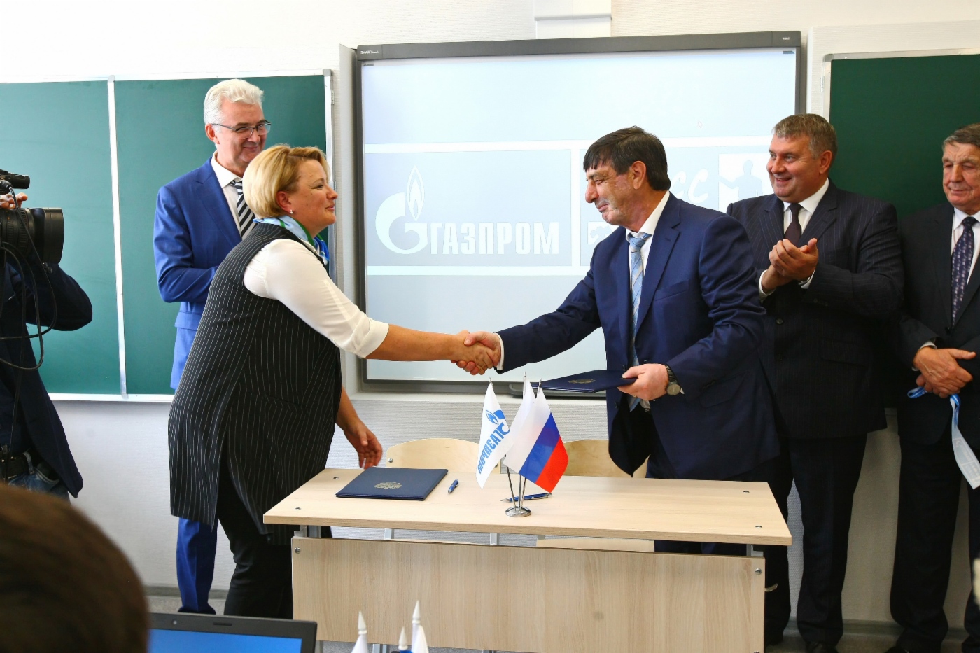Директора МАОУ СОШ № 53 Марина Власова и генеральный директор ООО «Газпром трансгаз Екатеринбург» Давид Гайдт подписали Соглашение о создании «Газпром-класса»