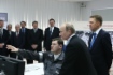 В присутствии Владимира Путина и Алексея Миллера старший начальник смены станции Михаил Изовит выполняет операции по набору мощности ПГУ-800 Киришской ГРЭС