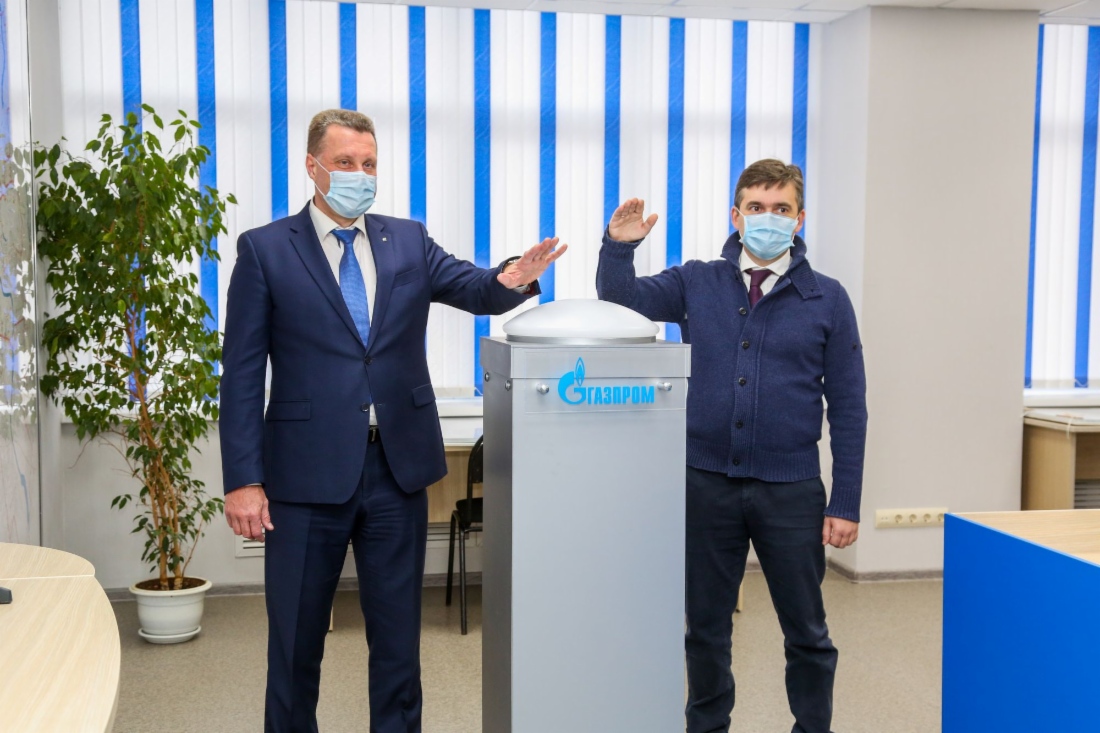 Губернатор Ивановской области Станислав Воскресенский (справа) и генеральный директор АО «Газпром газораспределение Иваново» Сергей Мазалов (слева) на торжественной церемонии пуска межпоселкового газопровода в производственно-диспетчерской службе АО «Газпром газораспределение Иваново»