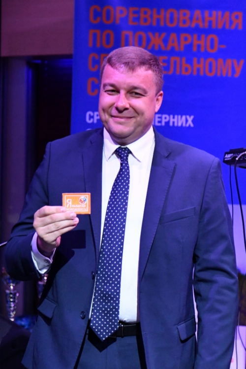Начальник отдела Департамента 307 Юрий Тюленев с шевроном «Я выбираю безопасность!»
