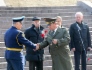 Виталий Попов (справа) вручает ключи от автомобиля ГАЗ-66