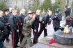 Ребята из поисковых отрядов возлагают цветы к монументу памяти павших