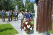 Генеральный директор ООО «Газпром добыча Оренбург» Владимир Кияев (справа) и ветеран предприятия, директор газопромыслового управления компании с 1999 по 2016 год Дамир Нургалиев возлагают цветы к памятнику А. К. Кортунову