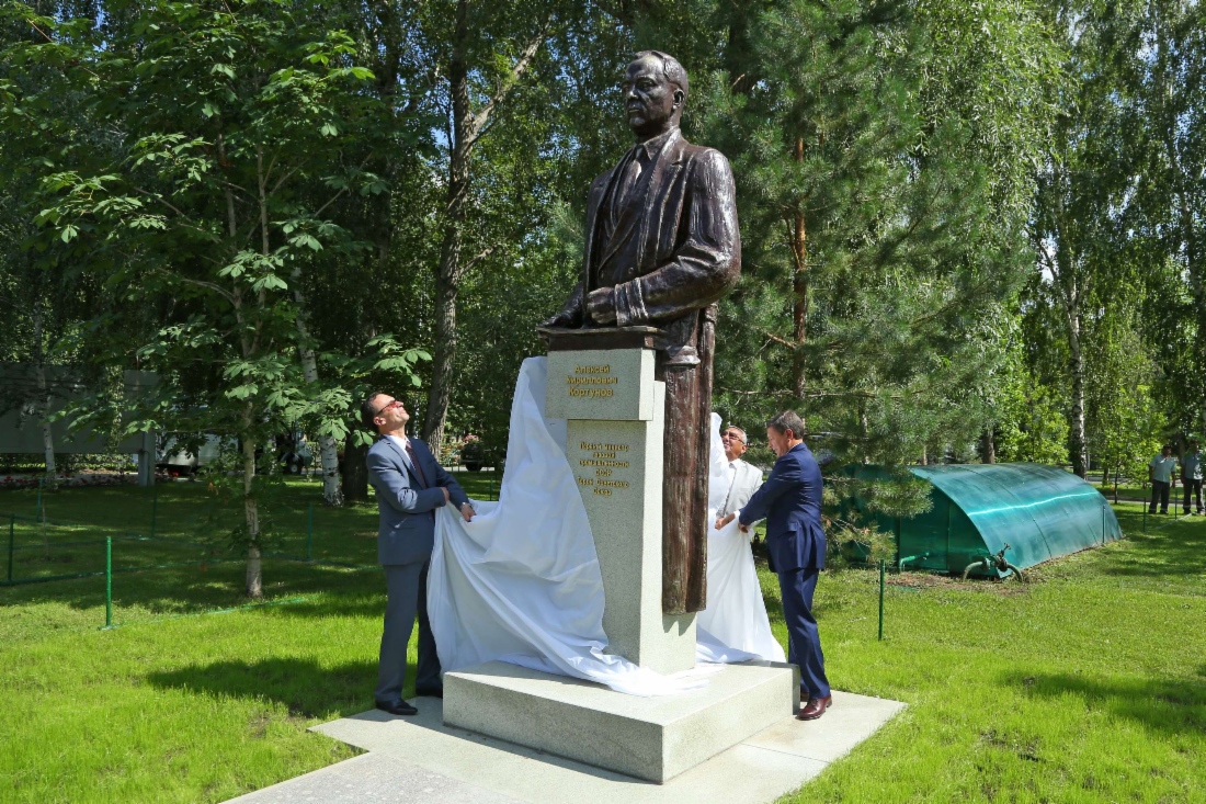 Открытие памятника Кортунову на территории административного корпуса газопромыслового управления ООО «Газпром добыча Оренбург»
