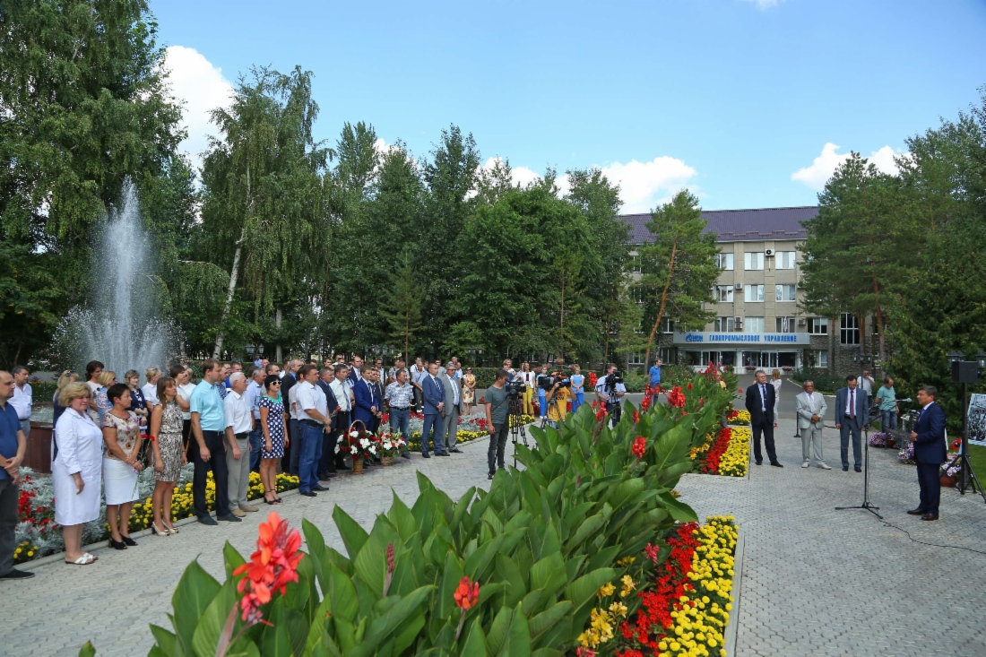 На открытие памятника А. К. Кортунову, первому министру газовой промышленности СССР, давшему путевку в жизнь оренбургскому газу, собрались представители разных структурных подразделений ООО «Газпром добыча Оренбург»