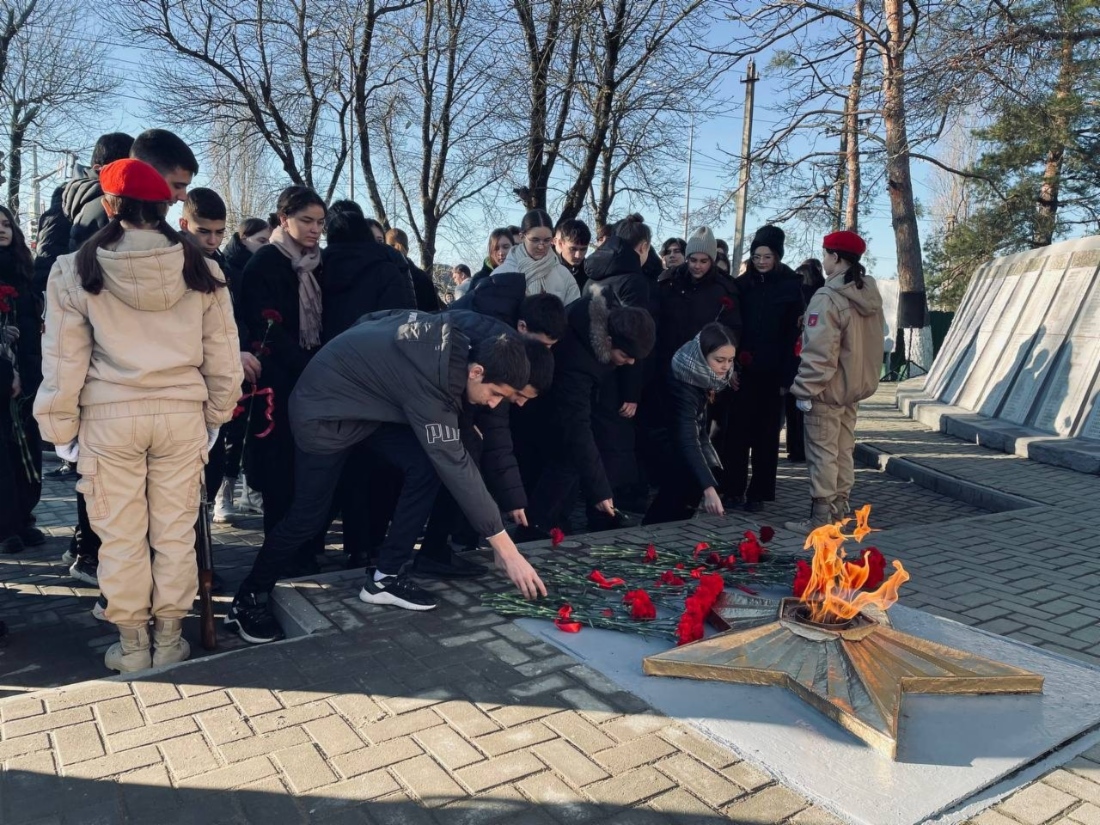 Возложение цветов к Вечному огню