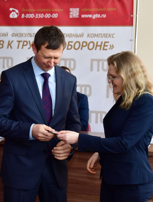 Заместитель начальника УТТиСТ Сергей Потапов и легкоатлетка Юлия Сотникова