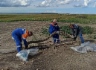 Работники филиала «Газпром добыча шельф Южно-Сахалинск» извлекают из песка старые канаты