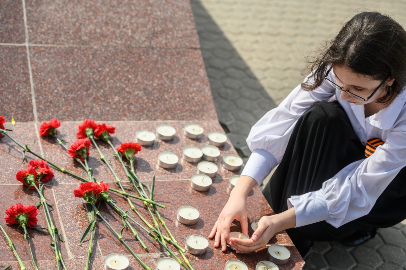 В память о жертвах участники мероприятия зажгли свечи