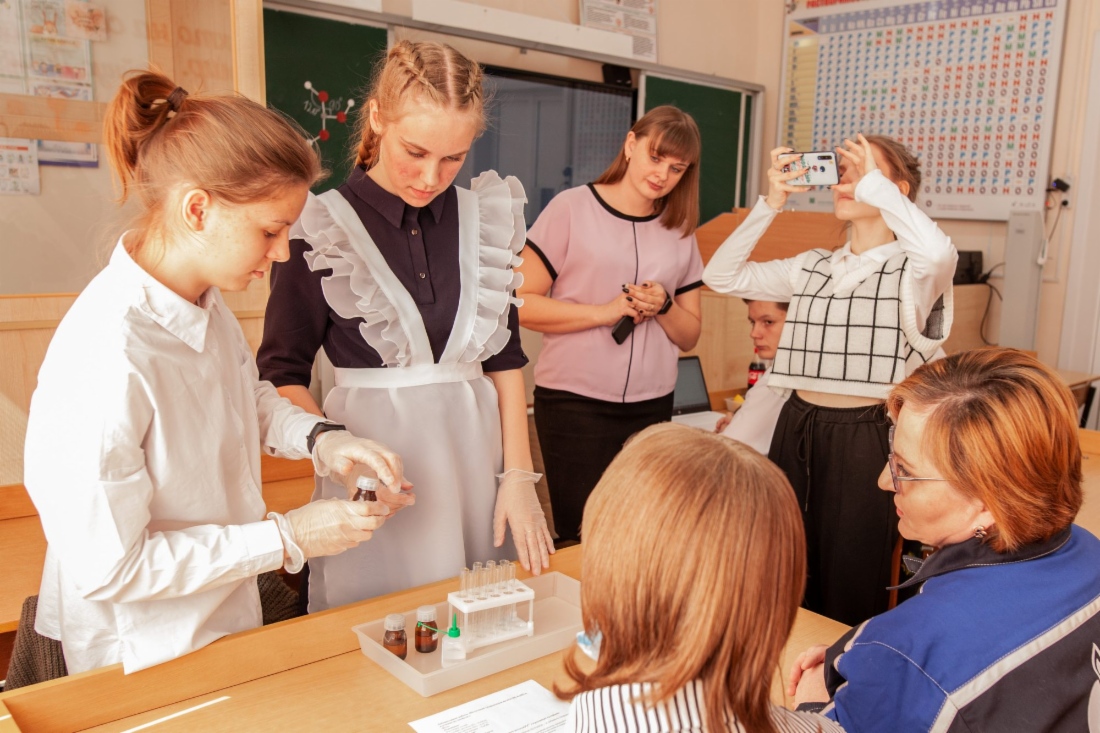 Школьники проводят опыт