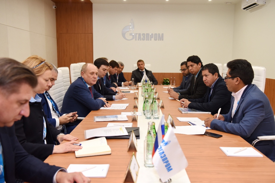 В рамках VII Петербургского международного газового форума состоялась рабочая встреча Виталия Маркелова (слева в центре) и Министра углеводородов и энергетики Боливии Луиса Альберто Санчеса (второй справа)