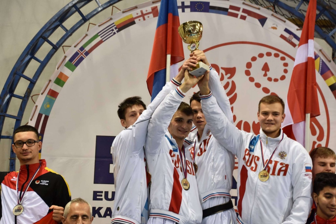 На верхней ступени пьедестала юниорская сборная России