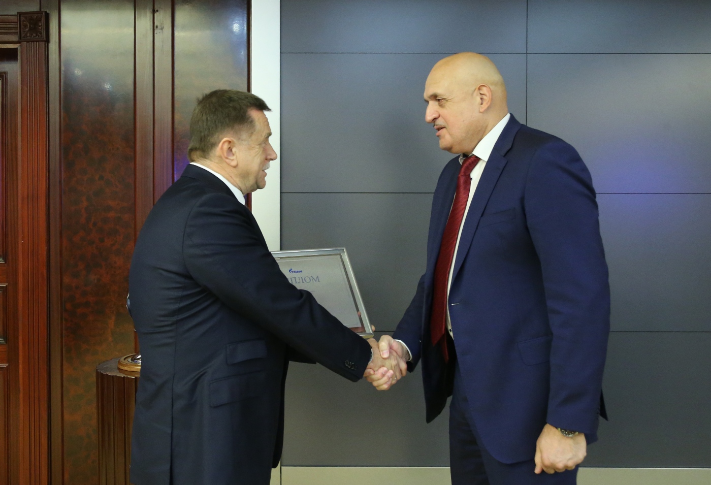 Сергей Хомяков (слева) поздравил генерального директора АО «Оргэнергогаз» Бориса Житомирского с присуждением премии