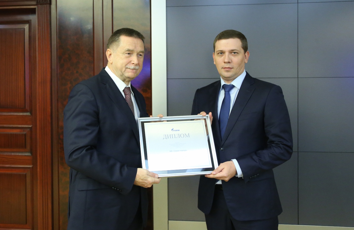 Сергей Хомяков (слева) поздравил генерального директора ООО «Газпром георесурс» Александра Чернова с присуждением премии
