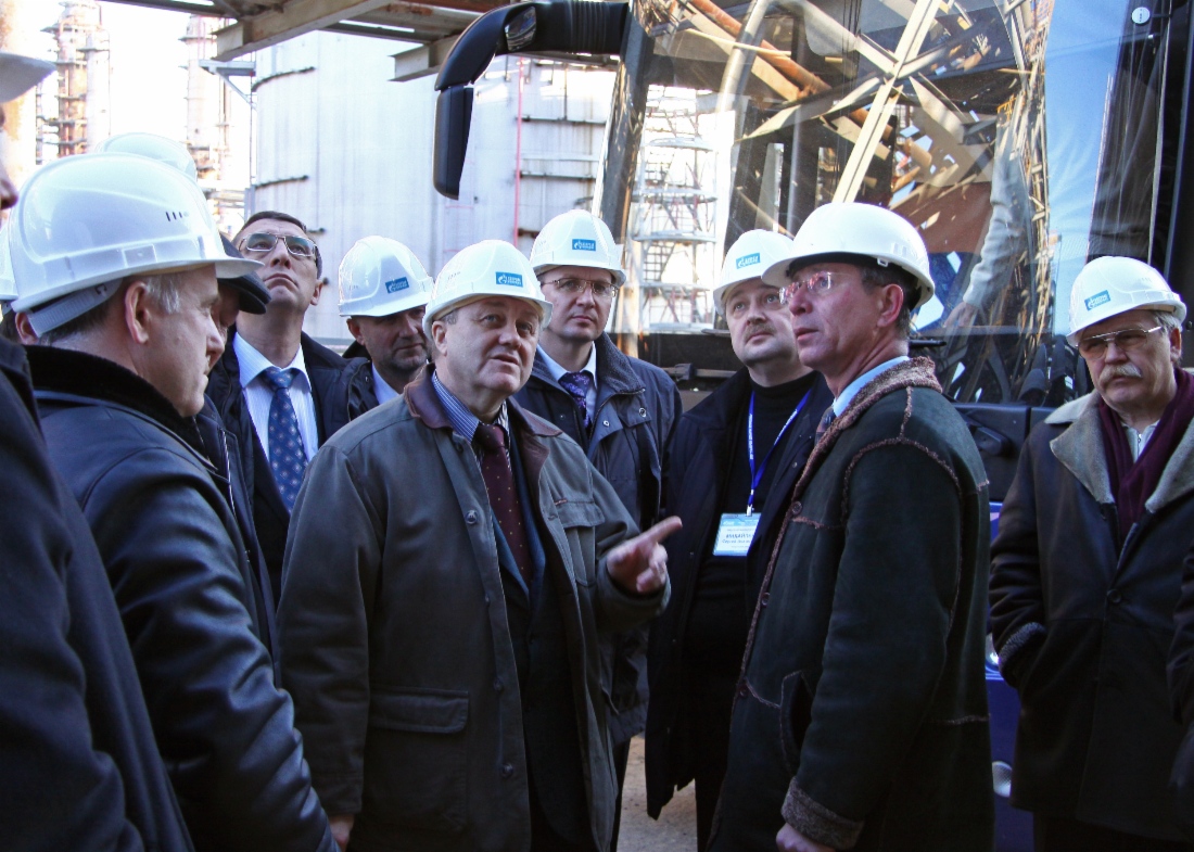 На Астраханском газоперерабатывающем заводе (в центре — Александр Ананенков)