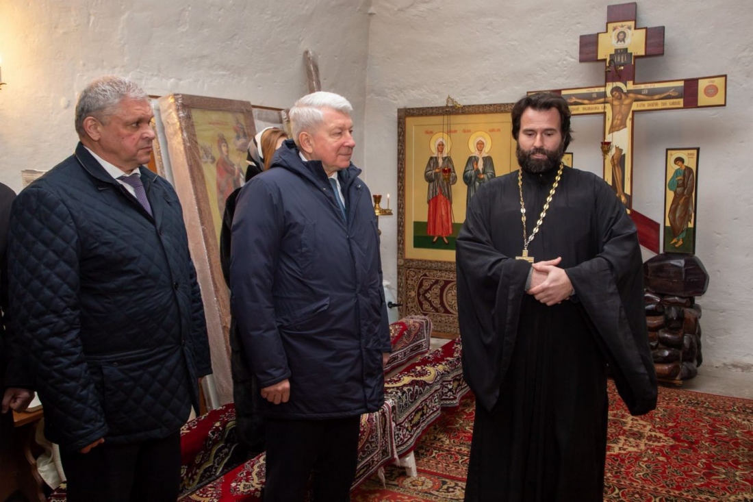 В центре Юрий Пахомовский