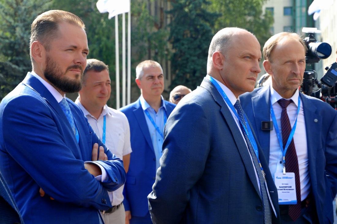 Заместитель начальника Департамента ПАО «Газпром», Генеральный директор ООО «Газпром ВНИИГАЗ» М. Ю. Недзвецкий; заместитель Председателя Правления, начальник Департамента ПАО «Газпром» О. Е. Аксютин; начальник Отдела ПАО «Газпром», начальник Корпоративного научно-технического центра сварки и контроля сварных соединений Е. М. Вышемирский на демонстрации оборудования для сварки, резки и неразрушающего контроля в рамках XI Отраслевого совещания «Состояние и основные направления развития сварочного производства ПАО „Газпром“» Заместитель начальника Департамента ПАО «Газпром», Генеральный директор ООО «Газпром ВНИИГАЗ» М. Ю. Недзвецкий; заместитель Председателя Правления, начальник Департамента ПАО «Газпром» О. Е. Аксютин; начальник Отдела ПАО «Газпром», начальник Корпоративного научно-технического центра сварки и контроля сварных соединений Е. М. Вышемирский на демонстрации оборудования для сварки, резки и неразрушающего контроля в рамках XI Отраслевого совещания «Состояние и основные направления развития сварочного производства ПАО „Газпром“»