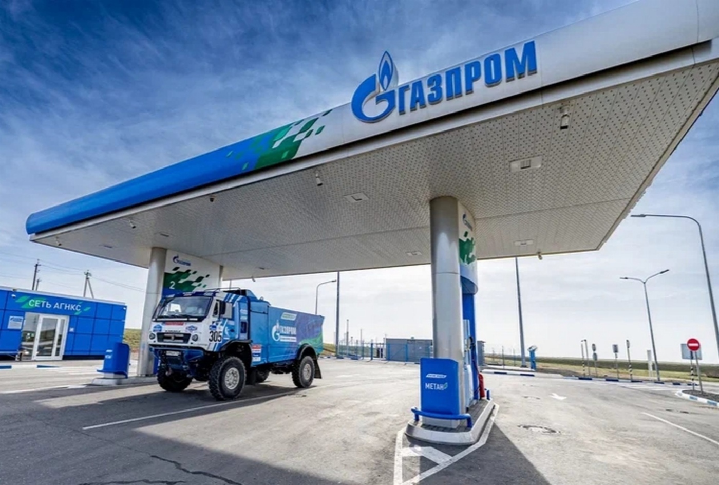 Заправка газодизельного КАМАЗа Сергея Куприянова перед гонкой