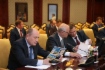 Заместитель Председателя Правления Виталий Маркелов (слева) во время совещания о перспективах развития рынка газомоторного топлива в сельском хозяйстве и газозаправочной инфраструктуры