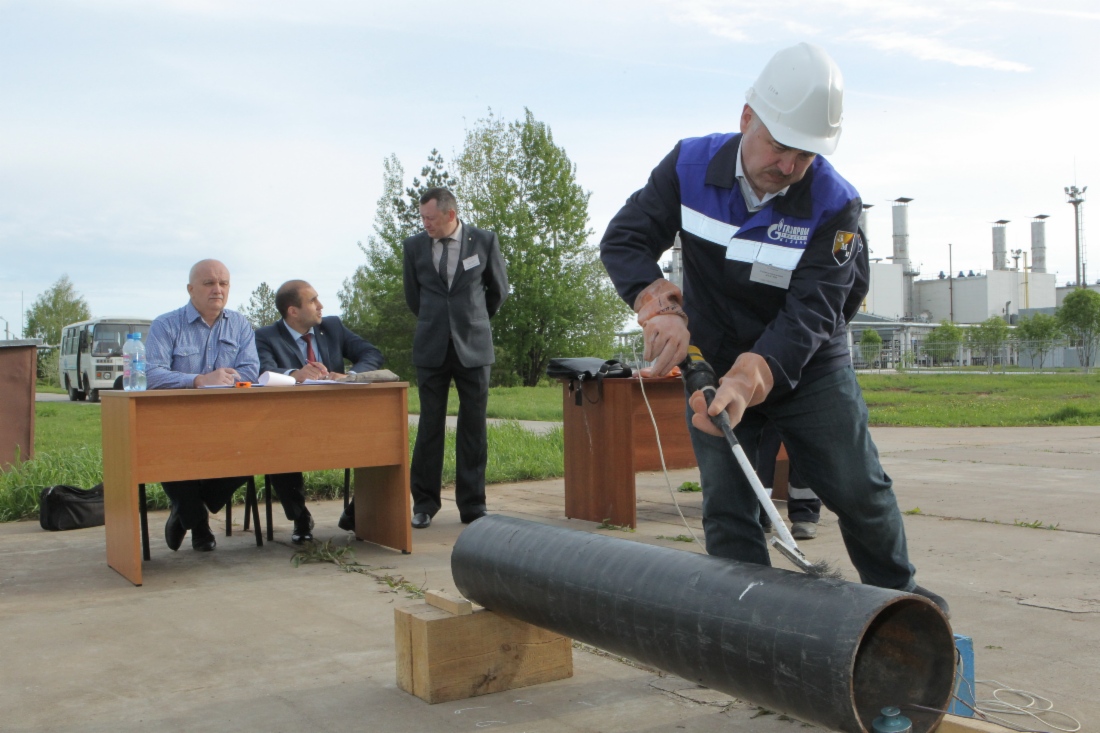 Один из участников выполняет практическое задание конкурса