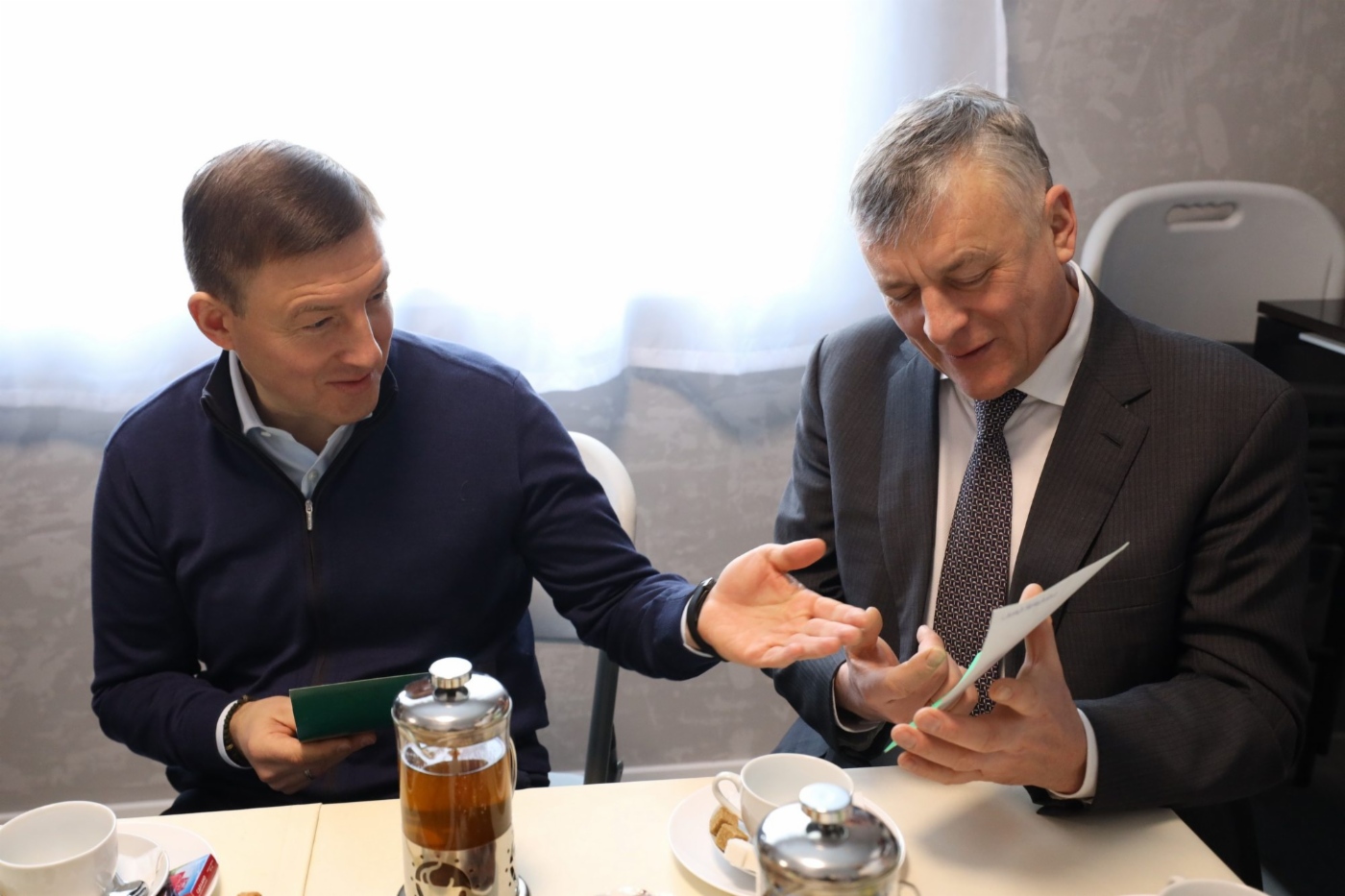 Андрей Турчак и Сергей Густов в доме потребителя