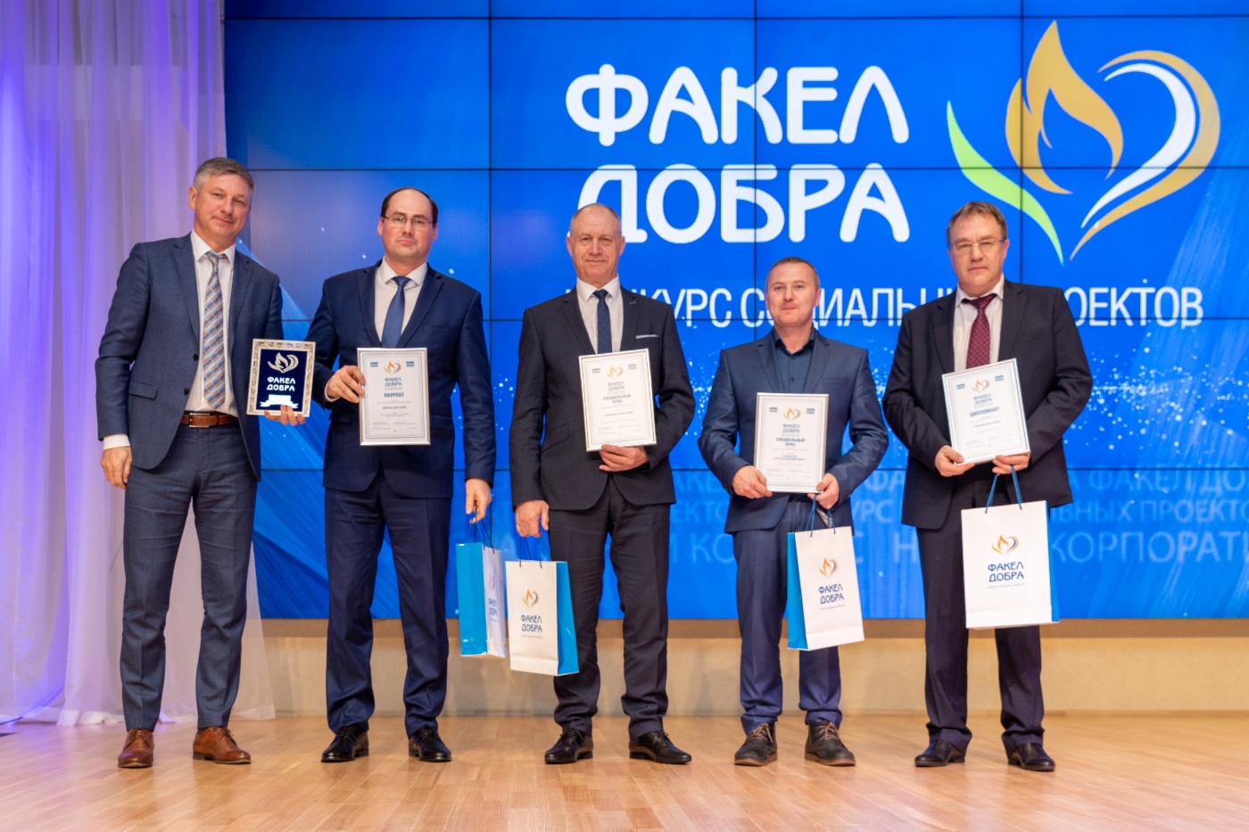 Заместитель генерального директора по эксплуатации газопроводов ООО «Газпром трансгаз Ухта» Дмитрий Волков наградил участников номинации «Лучший социальный проект года в области здорового образа жизни и спорта»