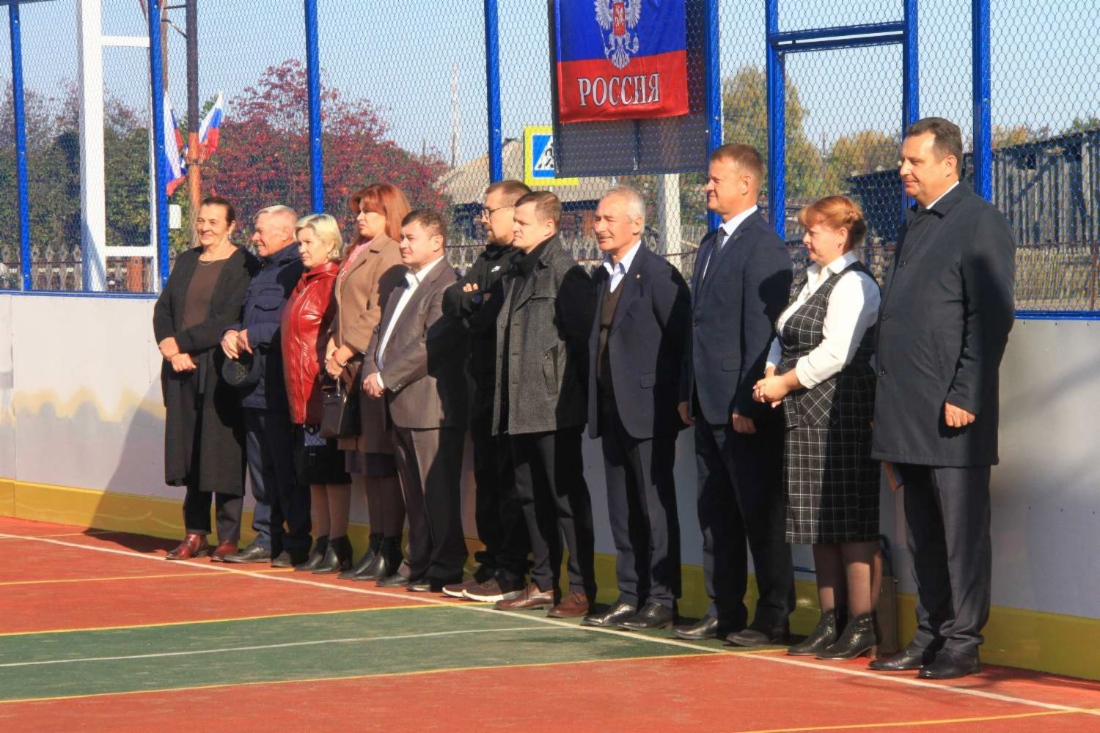 На церемонии открытия спортплощадки
