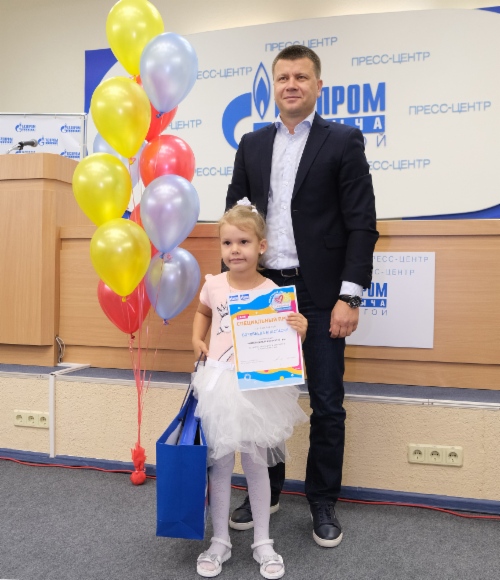 Дмитрий Лешан, начальник отдела охраны окружающей среды ООО «Газпром добыча Уренгой» специальным призом наградил юную художницу Анастасию Воробьеву