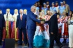 Константин Маркелов вручает специальный приз ОАО «Белтрансгаз» в лице заместителя генерального директора по безопасности и социальным вопросам Владимира Реутского на церемониии награждения победителей зонального тура фестиваля «Факел»