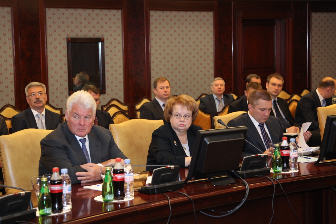 На переднем плане: заместитель Председателя Правления ОАО «Газпром» Валерий Голубев, член Совета директоров ОАО «Газпром», начальник Департамента экономической экспертизы и ценообразования ОАО «Газпром» Елена Карпель и первый заместитель руководителя Аппарата Правления — начальник Департамента внутреннего аудита Аппарата Правления ОАО «Газпром» Дмитрий Архипов