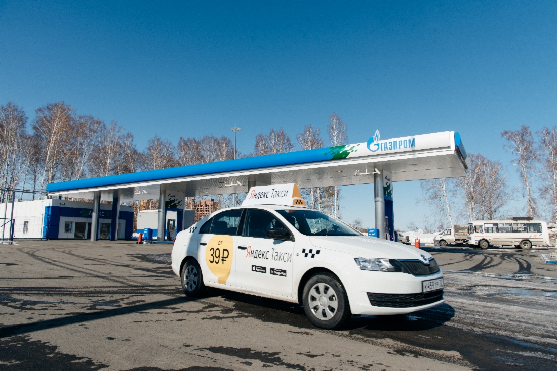 Автомобиль таксопарка на новой АГНКС «Газпром» в городе Томск, на улице Высоцкого, д. 20