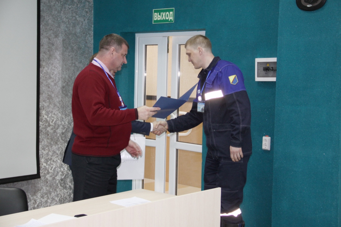 Награждение победителя конкурса Антона Табельского