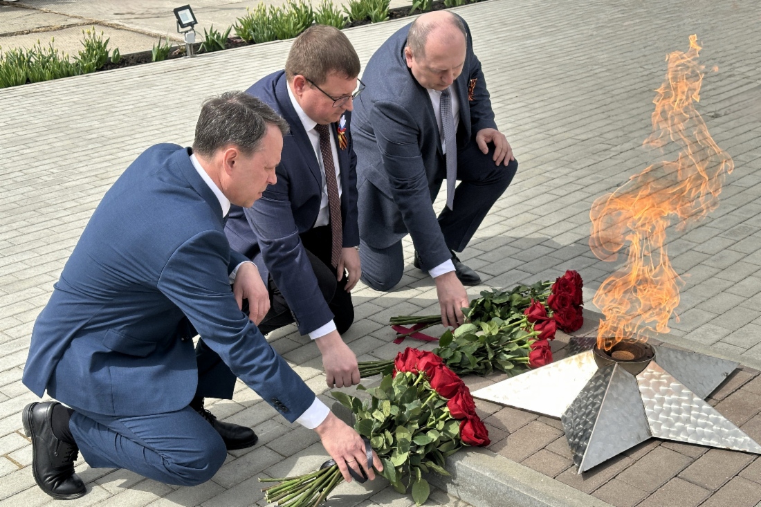Возложение цветов как дань уважения к подвигу ветеранов