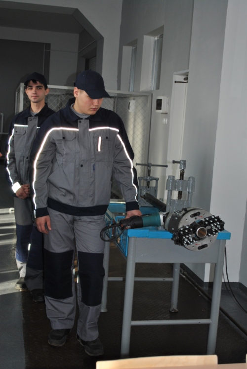 Учащиеся АТК демонстрируют работу оборудования новых мастерских