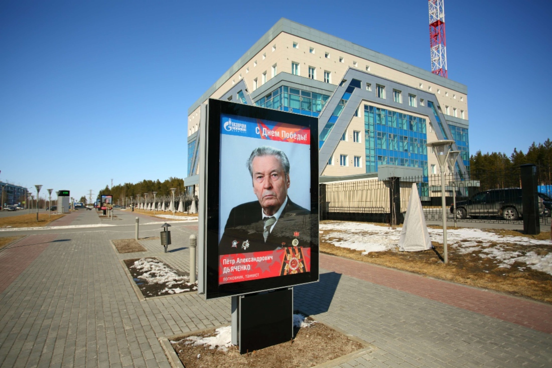 Аллея газовиков в Ноябрьске преобразилась ко Дню Победы