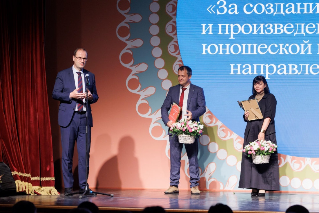 Генеральный директор ООО «Газпром трансгаз Москва» Александр Бабаков вручил Премию автору и руководителю проекта «Киноуроки в школах России» Виктору Меркулову и сценаристу-режиссеру проекта Елене Дубровской