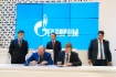 Виталий Маркелов и Председатель Совета директоров ООО «Салаватский катализаторный завод» Алексей Митюшов во время подписания
