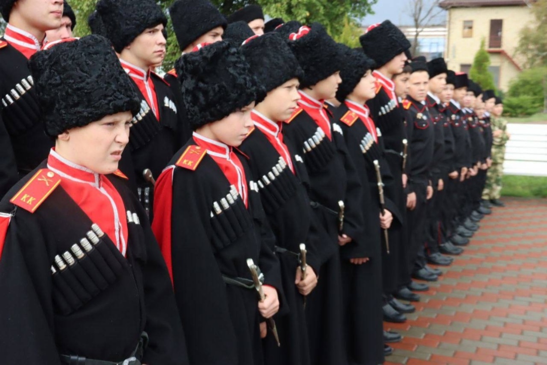 Учащиеся кадетского класса школы станицы Запорожской на мероприятии по зажжению Вечного огня
