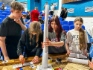 Команда работает над макетом буровой установки