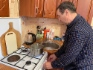 Житель села Вязовка включает газ на плите в своем доме