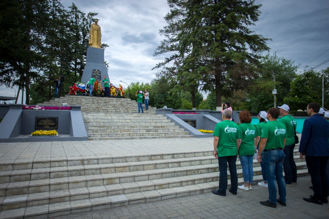 Участники автопробега возложили венки к подножию памятников Великой Отечественной войны и почтили память погибших минутами молчания