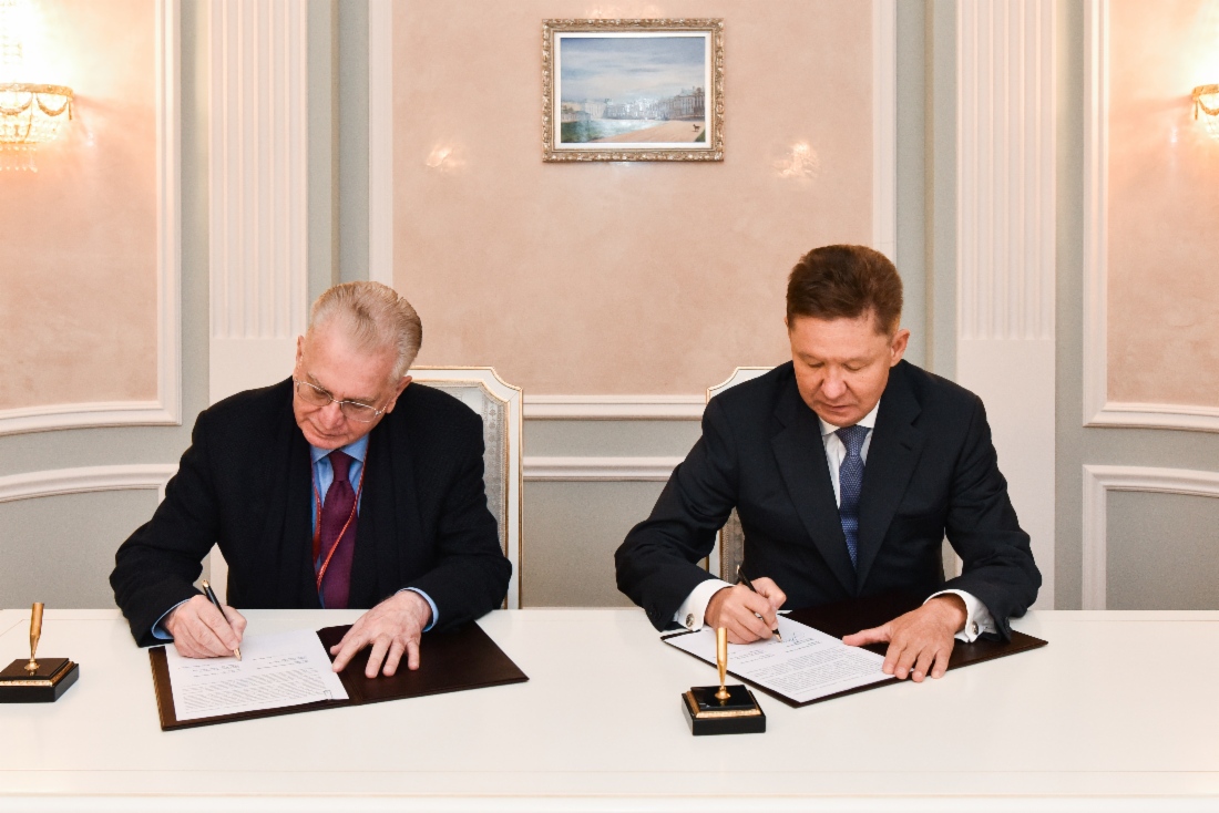 В рамках Петербургского международного экономического форума — 2021 Алексей Миллер и генеральный директор ФГБУК «Государственный Эрмитаж» Михаил Пиотровский подписали Соглашение о намерениях