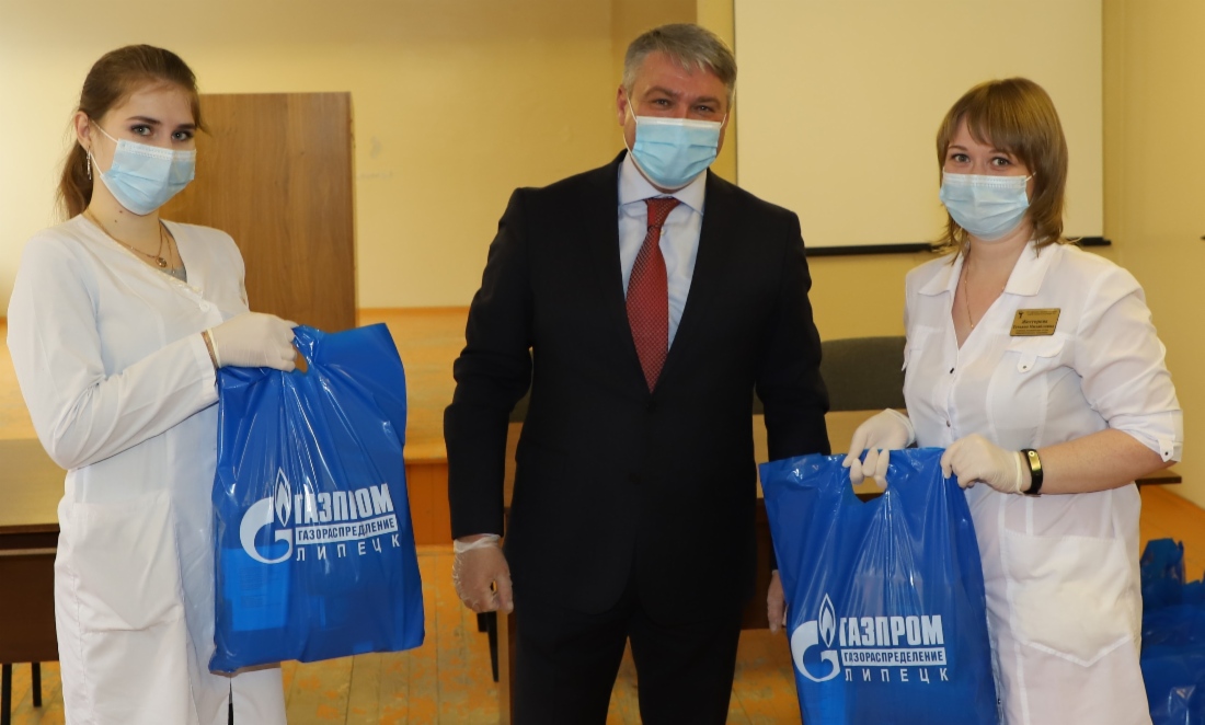 Вручение медикам продуктовых наборов