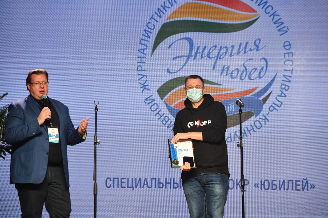 Василий Конов (справа) и руководитель службы информации, пресс-секретарь Олимпийского комитета России Константин Выборнов