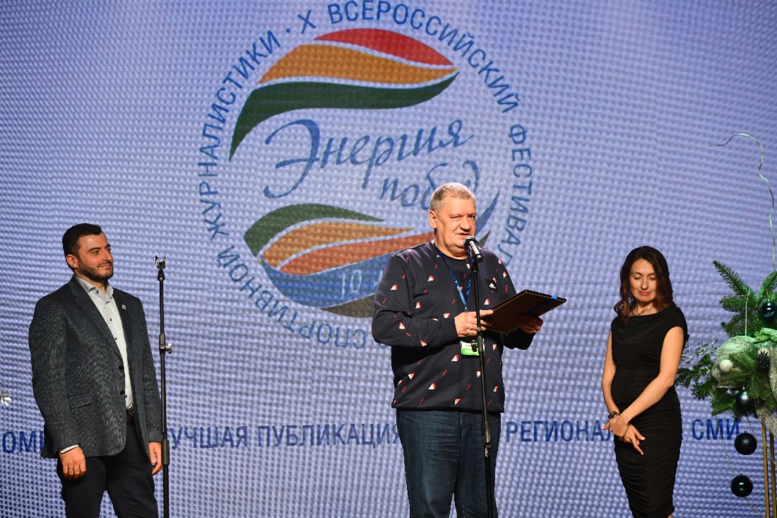 Юрий Сейидов (в центре), представитель ПАО «Газпром» Борис Сапожников (слева) и Мария Маркова