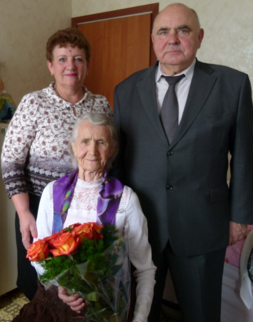 Веру Александровну со столь значимым юбилеем поздравили Президент Благотворительного фонда «Ветераны газовой промышленности» Юрий Данов и председатель первичной профсоюзной организации филиала «Московское ЛПУМГ» Марина Петрова