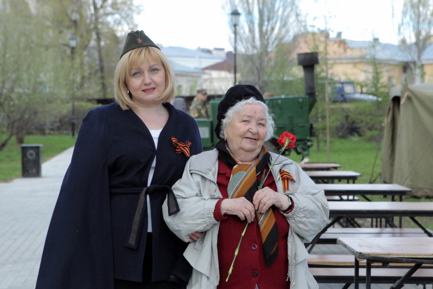 Все гости и ветераны плавно перешли на территорию сквера