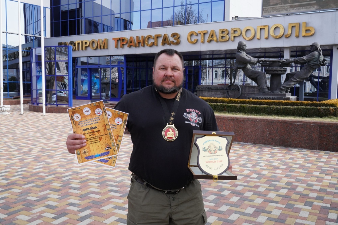 Тринадцатикратный чемпион мира по пауэрлифтингу Александр Зайцев