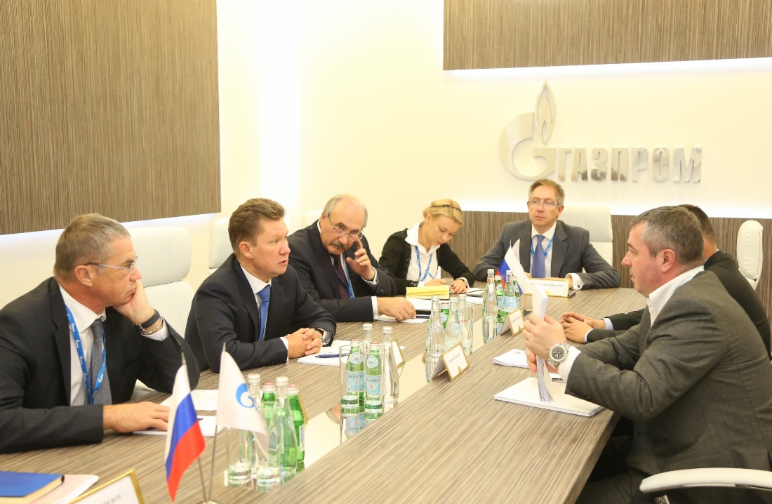 В рамках IV Петербургского международного газового форума состоялась рабочая встреча Алексея Миллера (второй слева) и Душана Баятовича (справа)
