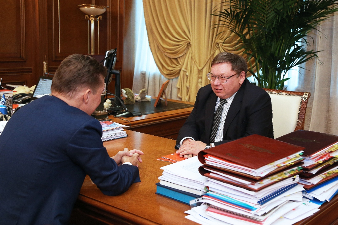 Павел Коньков (справа) во время рабочей встречи с Алексеем Миллером